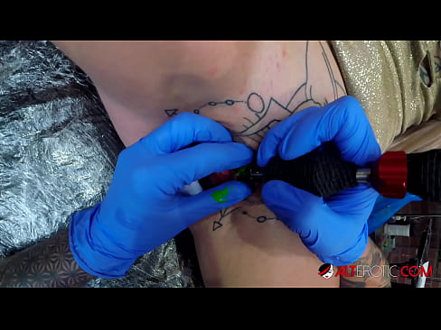 ❤️ Keçika pir tattookirî Sully Savage tattooek li ser klîtorê xwe kir. ️❌ Porno li porno ku.pornofilmtv.ru ❌❤