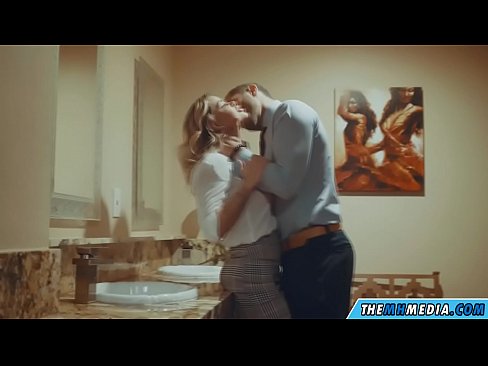 ❤️ Gava ku blondeyek busty we di nav hewşek gelemperî de dixapîne ️❌ Porno li porno ku.pornofilmtv.ru ❌❤